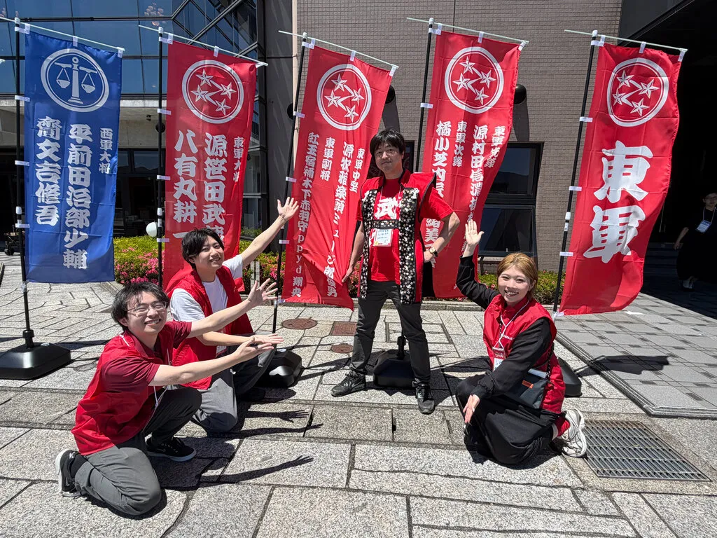 幟の前で記念撮影