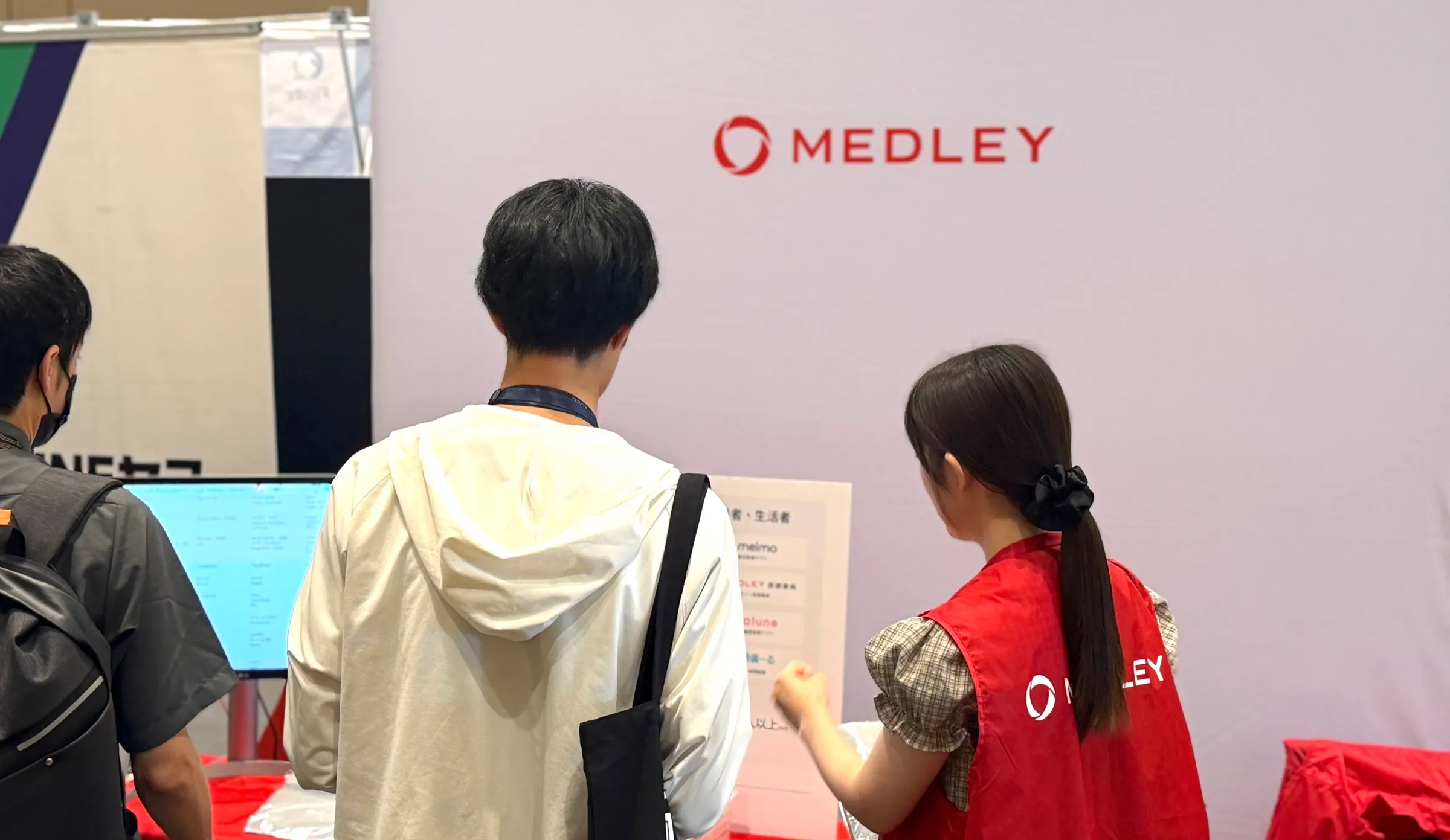 ブースで来場者とお話しする様子